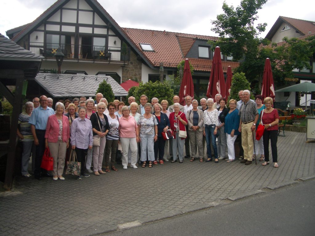 Mitglieder der Sängervereinigung sowie einige Sängerinnen und Sänger vom Projektchor vor der Hessenmühle