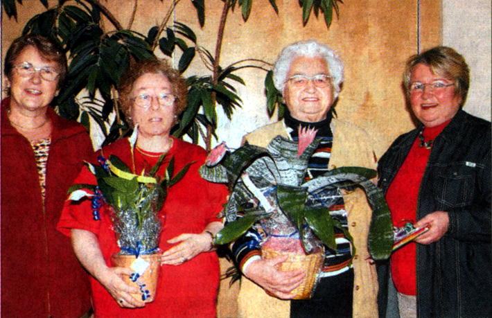 Blumen und Geschenke gab es für die Geehrten im Frauenchor. Bild: Wagner