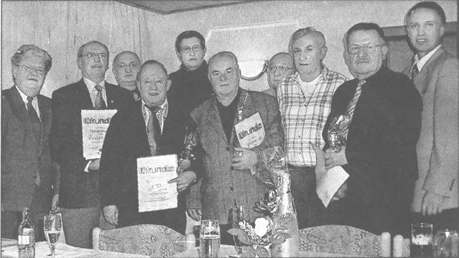 Werner Weiß (links) und Frank Steinmüller (rechts) zeichneten Ewald Sames, Heinrich Wagner, Otto Dort, Hans Balser, Erwin Deichert, Karl Reisser und Wolfgang Eisenacher aus. Bild: Wagner