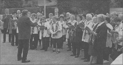 Als gemischter Chor traten die Männer und Frauen der Sängervereinigung Eintracht-Germania unter Karl Becker beim "Kranzlsingen" auf. Bild: Wagner