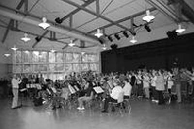 Zum ersten und letzten Mal probten alle Beteiligten des musikalischen großen Ereignisses "Der Hohe Tag" gemeinsam im Busecker Kulturzentrum. Bild: Wagner