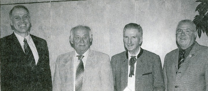 Der Kreisvorsitzende Claus Schmidt (re.) und der Vereinsvorsitzende Frank Steinmüller (li.) zeichneten Robert Müller (2. v. li.) und Wilfried Schneider aus Bild: N. Wagner