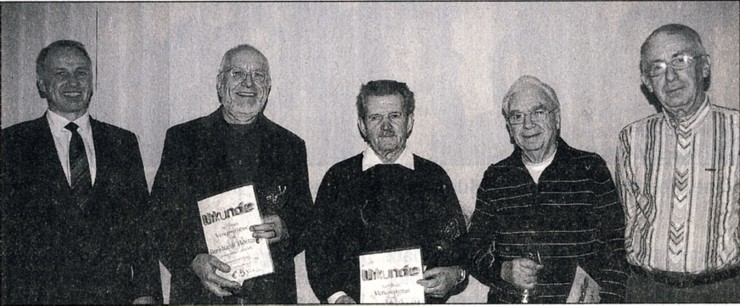 Vorsitzender Frank Steinmüller (I.) und Kassierer Karl Döring (r.) ehrten Burkhardt Böttcher, Werner Drehwald und Karl Franz (v.l.).Bild: Rügen