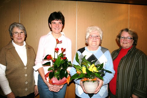 Vorsitzende Margo Jany-Milicevic (links) und die stellvertretende Vorsitzende Monika Volk (rechts) ehrten Sabine Fink und Erna Luh (2. von rechts). (Foto: siw) 