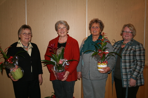 Die stellvertretende Vorsitzende Monika Volk (rechts) zeichnete Grete Döring, Margot Jany-Milicevic und Karin Döring (von links) für langjährige Vereinstreue aus. Es fehlt Ingrid Deibel, die für 40-jährige Fördermitgliedschaft zu ehren war. (Foto: siw)