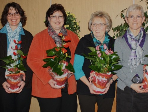 Die Vorsitzende Margot Jany-Milicevic und die stellvertretende Vorsitzende Monika Volk ehrten Ute Edler-Jost, Silvia Damm, Elke Rieß und Gertrud Stein (von links). (Foto: siw) 