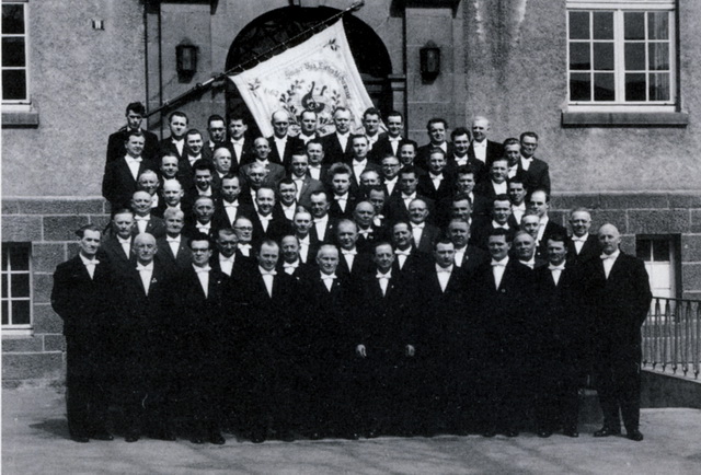 Im Jubiläumsjahr 1963 – es war der 100. Geburtstag des Vereins – präsentierte sich der Männerchor schick mit Anzug und Fahne. (Repros: pm) 