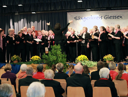 Die Sängervereinigung Eintracht-Germania Großen-Buseck feiert 2013 das 150-jährige Männerchor- und das 50-jährige Frauenchor-Bestehen. Am Freitag und Samstag war der Verein Gastgeber für das Beratungssingen des Sängerkreises Gießen. (Foto: rge)
