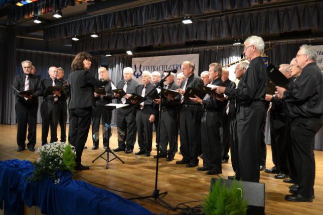 Der Männerchor eröffnete unter Leitung von Renate Schygulla den Festabend. Fotos: Schwarz