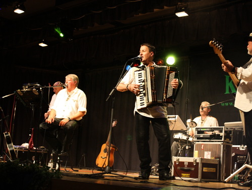 Gute Laune auf Platt verbreiten die Musiker der Mundartgruppe Kork aus Ruttershausen. (Foto: siw)
