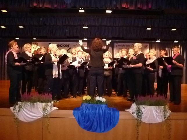 Geburtstagskind auf der Bühne: Der Frauenchor der „Eintracht-Germania“ feiert in diesem Jahr 50-jähriges Bestehen.