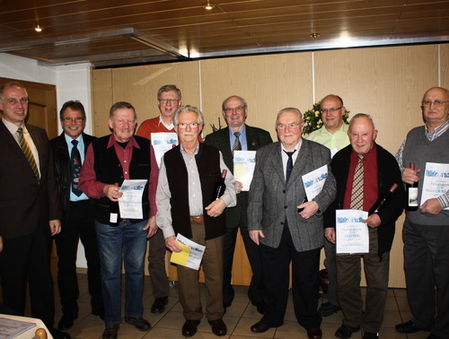 Vorsitzender Frank Steinmüller und der stellvertretende Vorsitzende Lothar Pfeiffer (von links) mit den geehrten Mitgliedern. (Foto: siw)